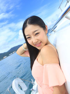 游艇上的粉裙可爱少女光着双乳裸体露出奶头图片